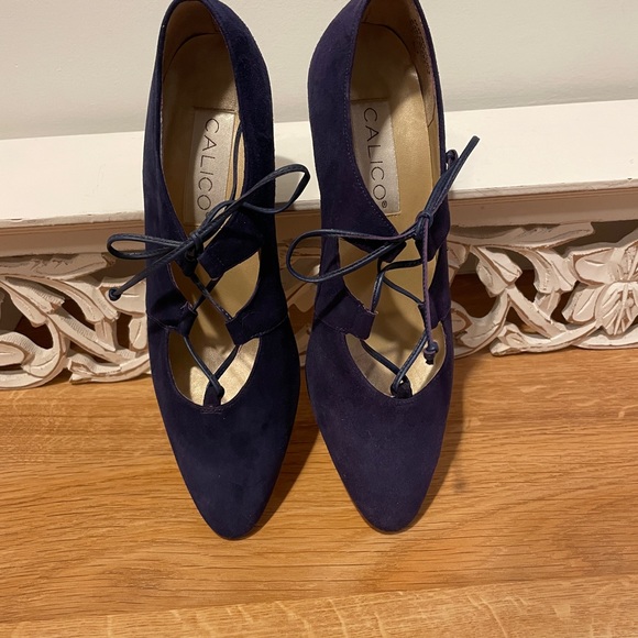 Calico woman’s Gorgeous Blue Suede lace up Shoes - Picture 7 of 9